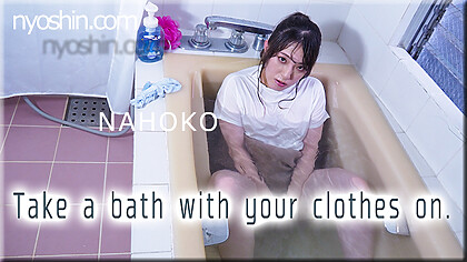 Take a bath with your clothes on. – Fetish Japanese Video